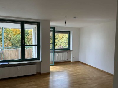 - - RESERVIERT - - Bereit zum Einzug: helle 2 Zi. Wohnung, SW-Balkon im 5. OG, direkt am Westpark