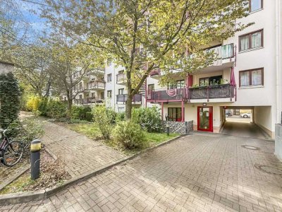 Bezugsfrei! Zentrumsnah mit Balkon, Blick ins Grüne & eigenem Stellplatz in ruhiger Lage