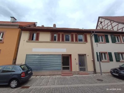 Laden mit Wohnung, kann mit Hinterhaus erworben werden