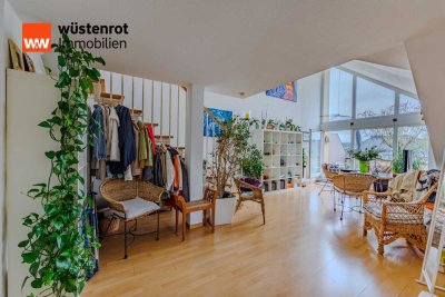 **Lichtdurchflutete Dachgeschosswohnung mit großem Balkon und charmantem Schlafbereich**