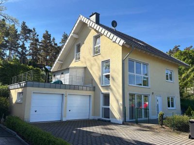 Grosszügiges Einfamlienhaus mit Einliegerwohnung, Ausblick und PV-Anlage in Kommern