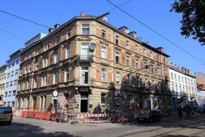Gepflegte 3 ZKB-Altbauwohnung 
(3-er WG-geeignet) in der Karlsruher Innenstadt nähe Uni!