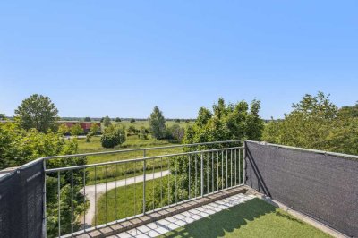 Ruhige Ortsrandlage: 2-Zimmer-Dachgeschosswohnung mit hohen Räumen und Westbalkon in's Grüne