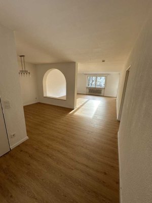 Sanierte 3,5-Zimmer-Wohnung mit EBK und Balkon in Friedrichshafen Berg