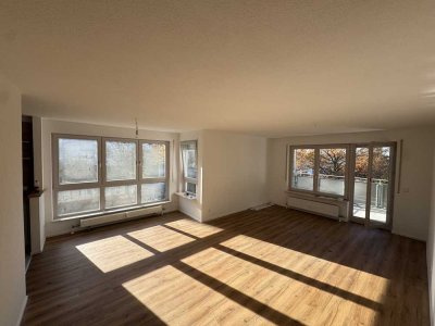 Kernsanierte 3 Zim. Wohnung mit EBK+BLK+ 1 TG und 1 Pkw Stlp.