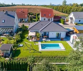 Treppe adé: Der Bungalow, wo Freiheit und Komfort Hand in Hand gehen!