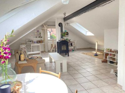Schöne, helle Dachgeschosswohnung mit zwei Zimmern und EBK in Rottenburg-Hemmendorf