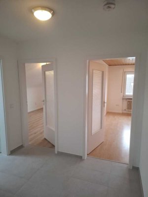 Neu renovierte, helle 2ZKB Dachgeschosswohnung