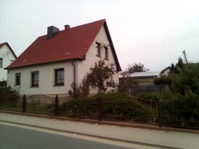 Gepflegtes Einfamilienhaus, 2 Garagen Gartz mit Keller, PV-Anlage u.  1,5 Hektar Wald zu verkaufen