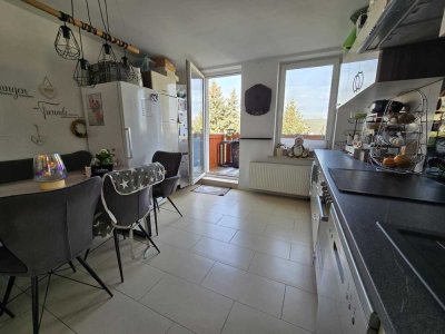 großzügige 4,5-Zimmer Etagenwohnung mit Balkon in ruhiger Lage von Döbeln zu vermieten.
