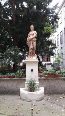 Gemütliche Altbauwohnung in wunderschönem Zinshaus privat zu vermieten!