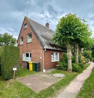Sanierungsbedürftiges Wohnhaus mit 2 Wohneinheiten in ruhiger Dorflage von Midlum zu verkaufen