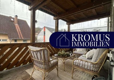 Zweifamilienhaus mit Entwicklungspotenzial - Garagen, Garten und große Südbalkone.