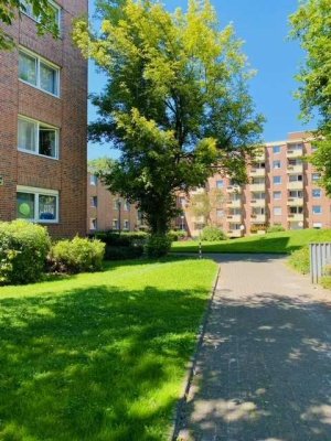 Platz für die ganze Familie ! Helle-4-Zimmer-Wohnung mit Balkon