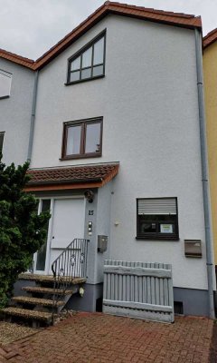 Reihenhaus mit Einliegerwohnung, Garten, Garage u. Stellplätzen zu verkaufen / zu vermieten