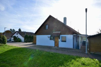 Freistehendes Einfamilienhaus mit großem Garten und Carport