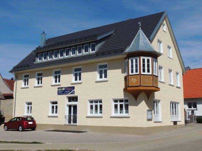 Großzügiges Wohnen mit Geschichte im OG