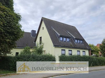 Viel Platz im 2 Fam.-Haus in zentraler Lage, großes grünes Grundstück mit Garage - "neue" Fenster