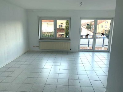 Helle 2-Zimmer-Wohnung mit Balkon / Garage