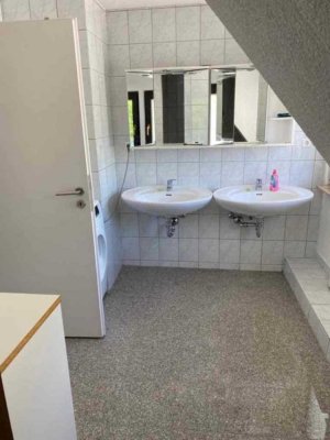Möblierte WG-Zimmer in großer, gepflegter Wohnung mit Balkon in ruhiger Lage
