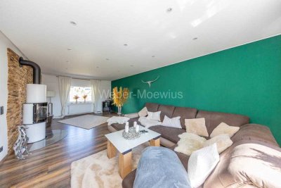 Freistehendes Einfamilienhaus mit Einliegerwohnung, Doppelgarage, Terrasse und zwei Balkonen
