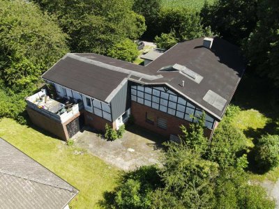 Zweifamilienhaus in absolut ruhiger fast Alleinlage, 2 Garagen, großes Grundstück, 1 Wohnung frei