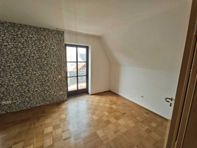 Freundliche und gepflegte 3-Raum-DG-Wohnung mit Balkon und Einbauküche in Rain