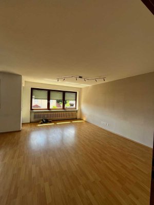 Attraktive und gepflegte 4-Zimmer-Wohnung mit geh. Innenausstattung mit Balkon in Postbauer-Heng