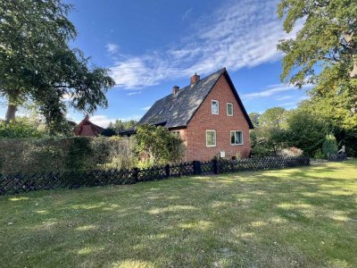 Natur PUR – Einfamilienhaus mit wohltuendem Blick ins Grüne in ruhiger Lage von Zernien…