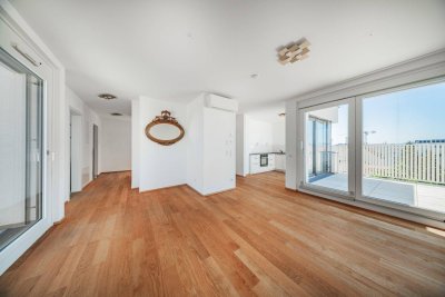 Moderne Dachgeschoss-Rarität ohne Schrägen mit drei Terrassen, Fernblick &amp; Garage im Haus