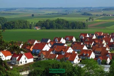 Einseitig angeb. 1- bis 2-Familienhaus mit Garagen und Schuppen
