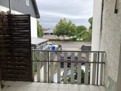 Möblierte 1-Zimmer-Wohnung mit Einbauküche und Balkon in Rodgau-Niederroden - begehbarer Schrank