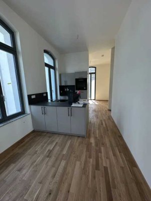 WG-Zimmer, Erstbezug nach Sanierung in exklusiver 4,5-Raum-Wohnung mit geh. Innenausstattung