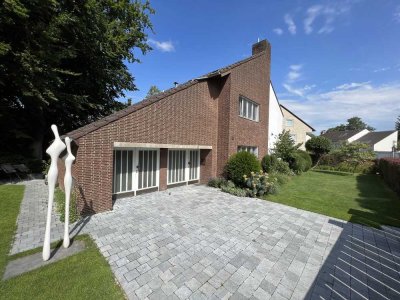 Oberkassel: EG-Wohnung in gepflegtem Zweifamilienhaus mit großzügiger Gartenterrasse