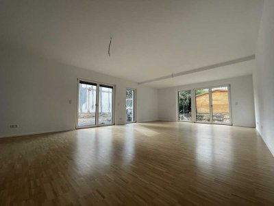 Exklusives und modernes Wohnen - Helle EG-Wohnung mit 2 Terrassen und Garten
