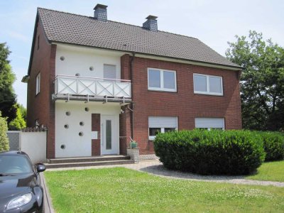 Mit Blick ins Grüne ! Top renovierte 2,5 Zi.- EG. Wohnung + Garten, + 1 große Garage, ca. 86 m² Wfl.