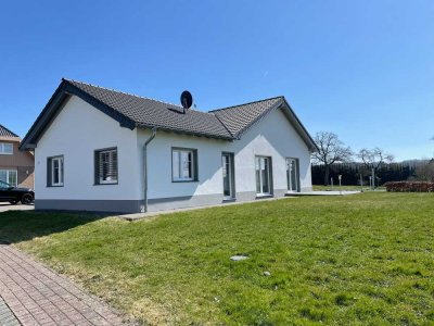 **Sofort verfügbar! Moderner, neuwertiger Bungalow mit Carport**
