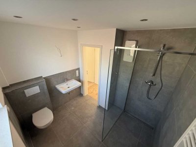 Erstbezug nach Sanierung: attraktive 4-Zimmer-Wohnung mit Einbauküche und Balkon in Hillscheid