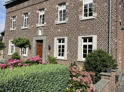 Geräumige 3,5 Zimmer Etagenwohnung mit Altbaucharme in wunderschönem Gutshaus