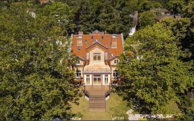 Besichtigung am Samstag - Villa auf Wassergrundstück in Berlin-Wannsee mit 3 Bootsliegeplätzen