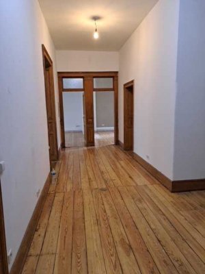 Helle 5 Zimmer-Wohnung - auch WG geeignet