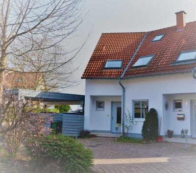 Vollständig renovierte Doppelhaushälfte mit fünf Zimmern und Einbauküche