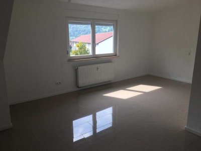 Sanierte Dachgeschosswohnung mit drei Zimmern und EBK in Blaustein - Arnegg