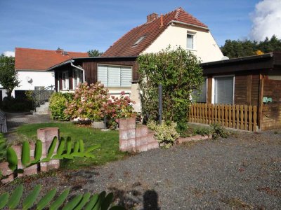 Kleines schönes Einfamilienhaus in ruhiger Lage mit Pool und Doppelgarage