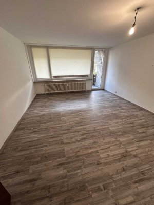 Vollständig renovierte Wohnung mit drei Zimmern sowie Balkon und Einbauküche in Brunsbüttel