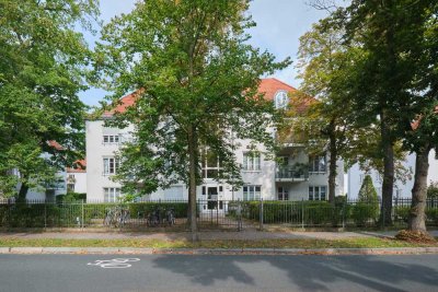 Helle Dachgeschosswohnung in grüner und zentraler Lage mit Tiefgaragenstellplatz