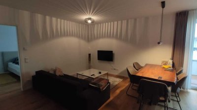 NEUWERTIG: SONNIGE 2 Zi DACHGESCHOSS-Wohnung (Einzugstermin flexible)