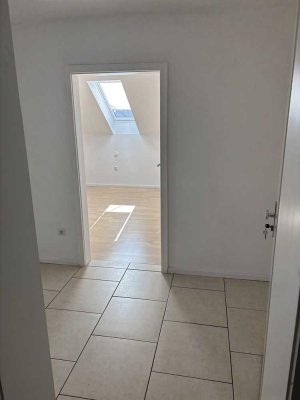 Helle 3-Zimmer DG-Wohnung zu vermieten