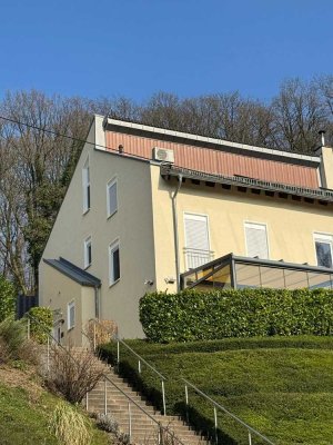 Moderne & gepflegte Split-Level Doppelhaushälfte mit gehobener Ausstattung mitten im Grünen!