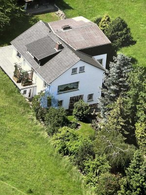 Freistehendes Einfamilienhaus mit Potenzial-gepflegt, aber renovierungsbedürftig in Diemelstadt-Wrex
